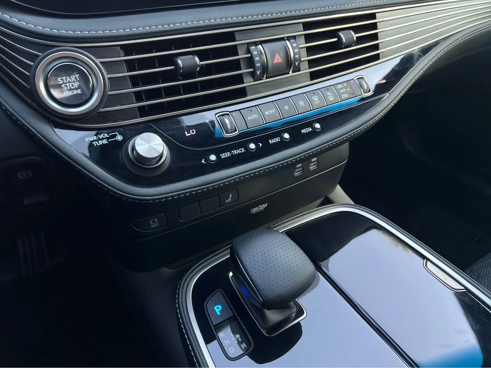 2023 Lexus LS 5th Gen - Image 14 of 20