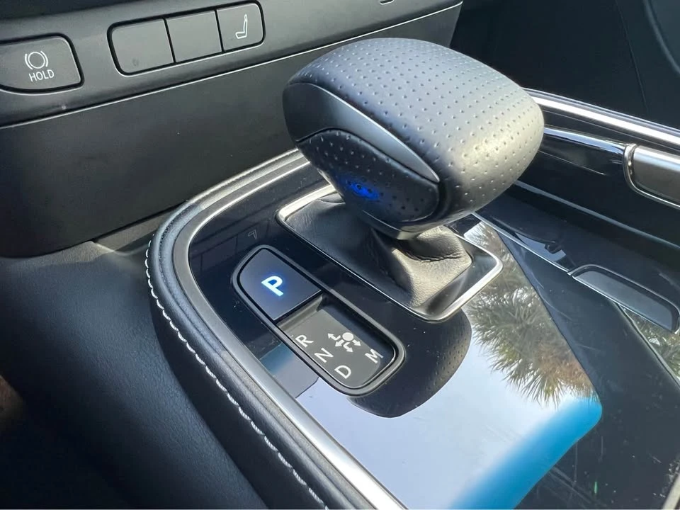 2023 Lexus LS 5th Gen - Image 15 of 20