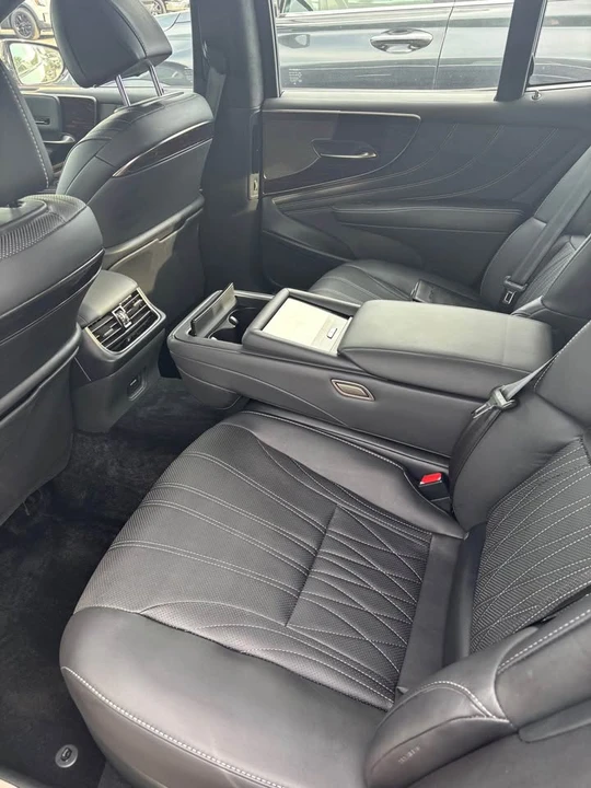 2023 Lexus LS 5th Gen - Image 5 of 6