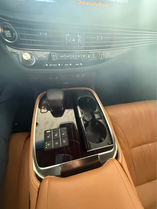 2023 Lexus LS 5th Gen - Image 10 of 11