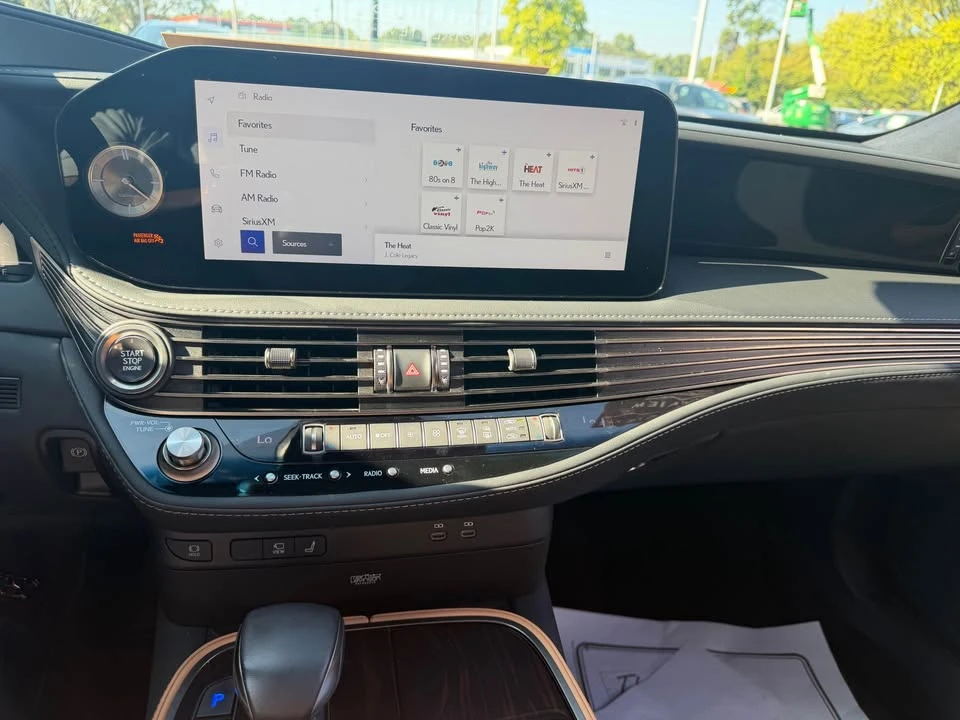 2023 Lexus LS 5th Gen - Image 7 of 10