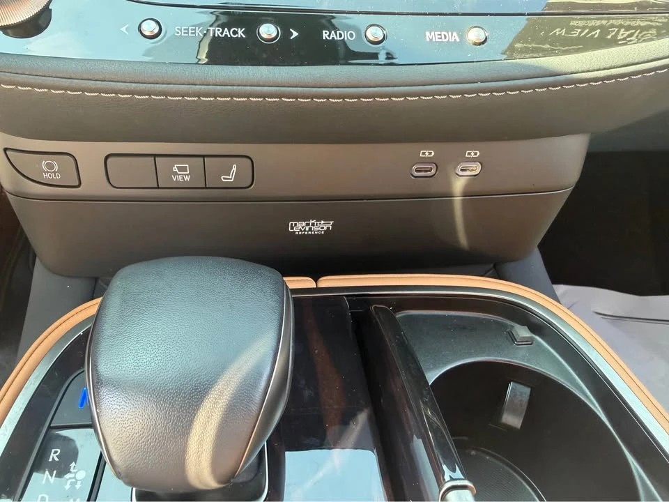 2023 Lexus LS 5th Gen - Image 9 of 10