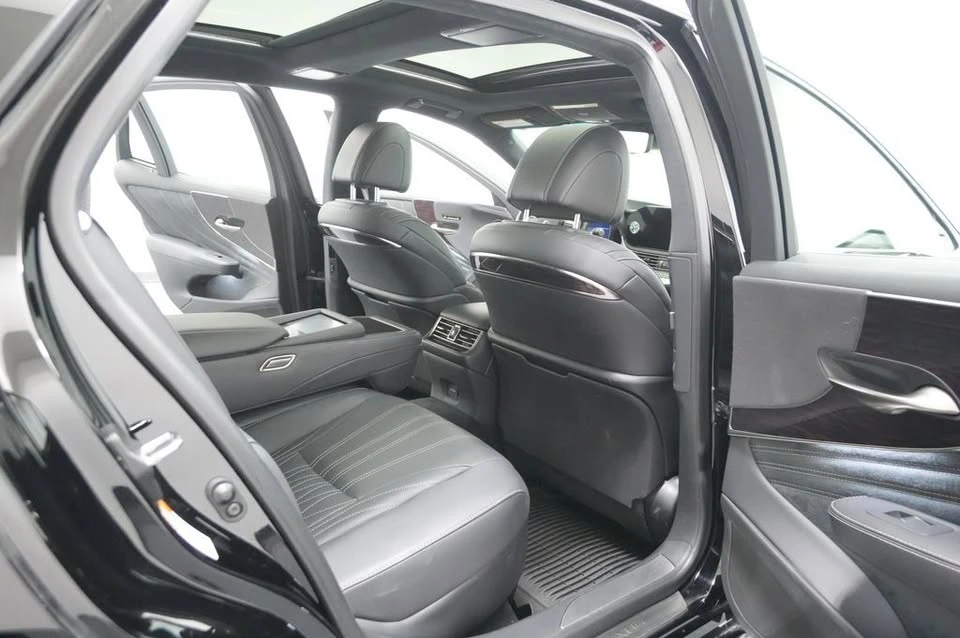 2023 Lexus LS 5th Gen - Image 17 of 20