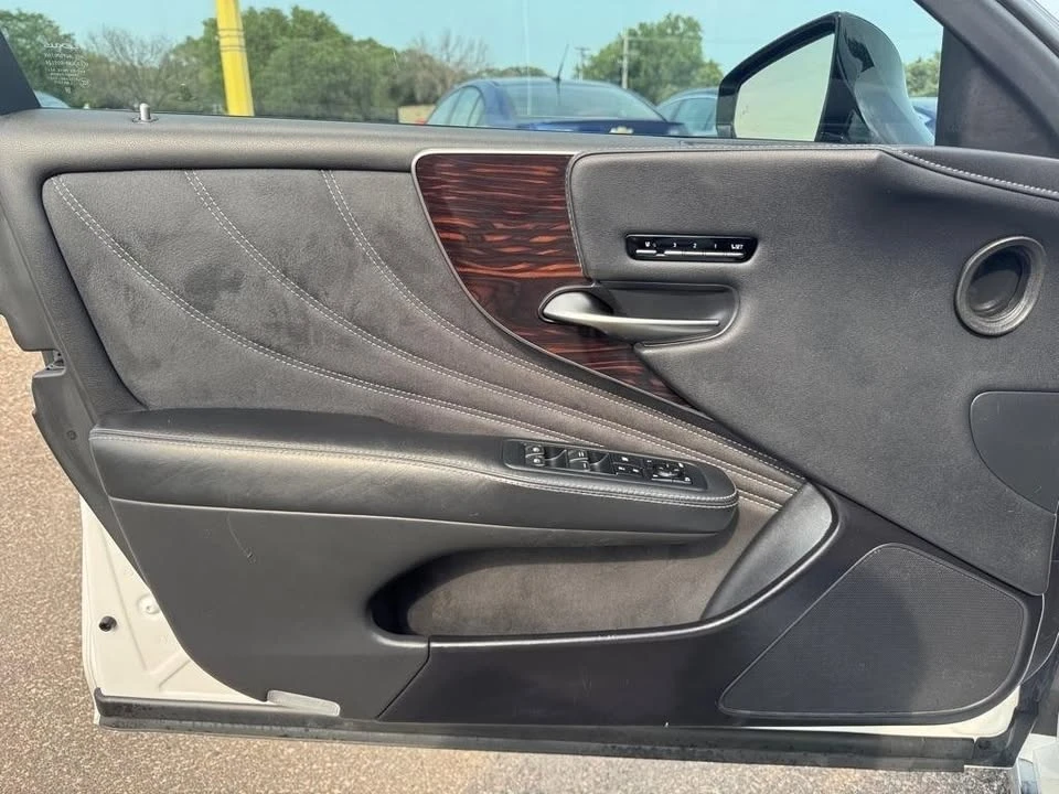 2023 Lexus LS 5th Gen - Image 16 of 20