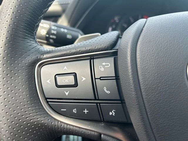 2023 Lexus LS 5th Gen - Image 17 of 19