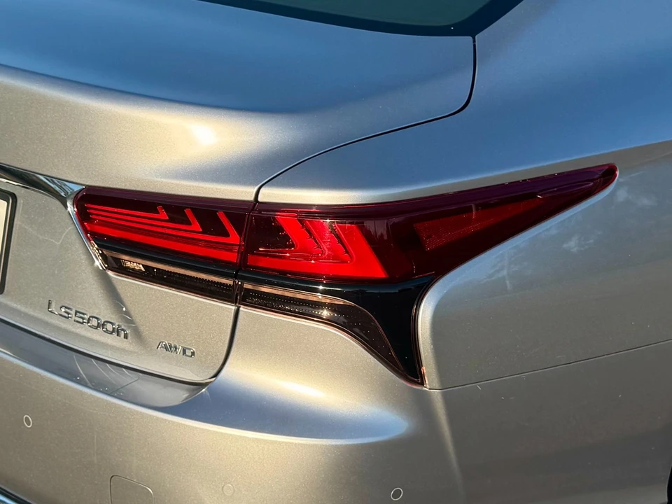 2023 Lexus LS 5th Gen - Image 18 of 21