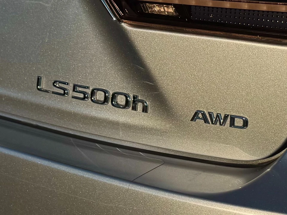 2023 Lexus LS 5th Gen - Image 19 of 21