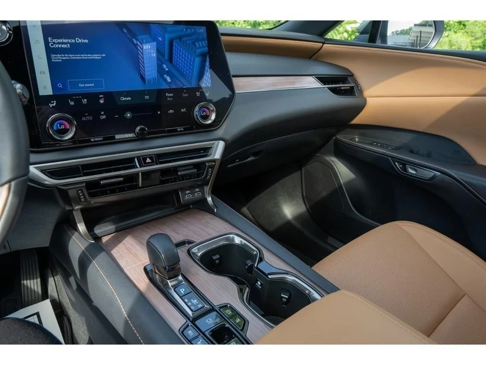 2023 Lexus RC - Image 25 of 31