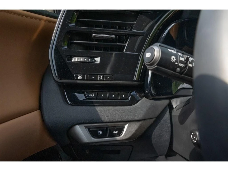 2023 Lexus RC - Image 28 of 31