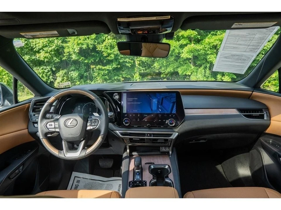 2023 Lexus RC - Image 18 of 31