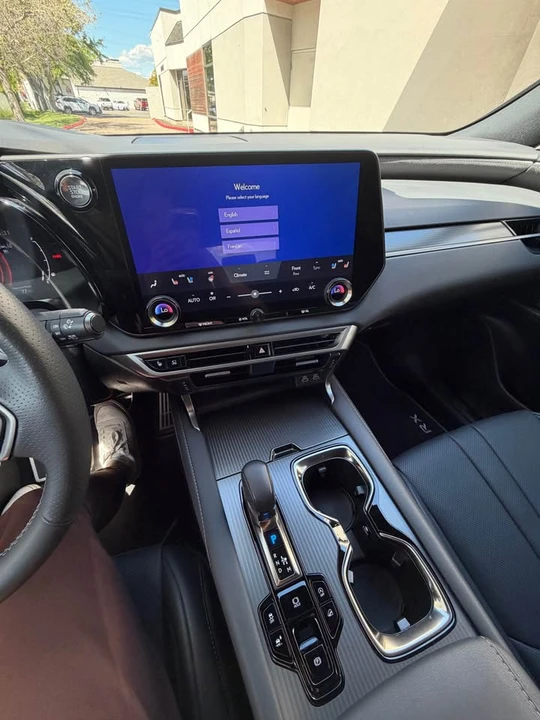 2023 Lexus RX 5th Gen - Image 16 of 21