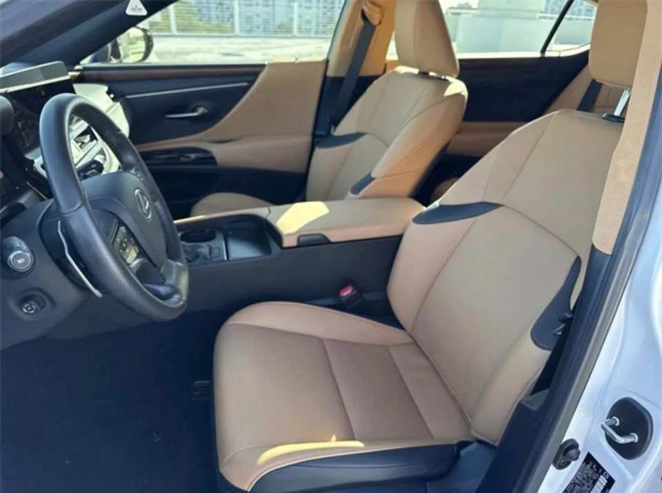 2023 Lexus RX 5th Gen - Image 10 of 17