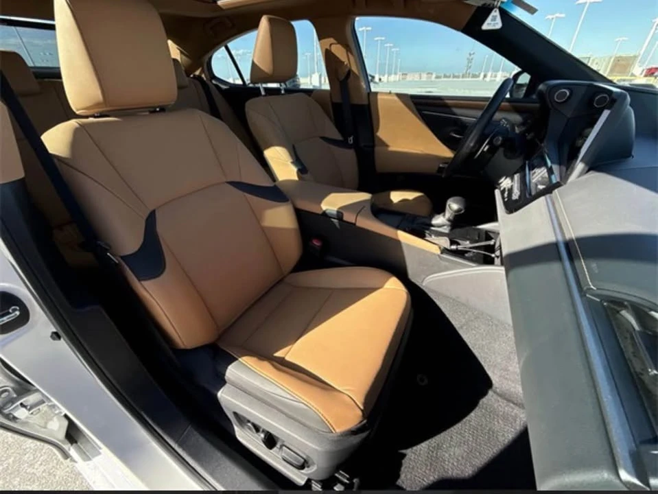 2023 Lexus RX 5th Gen - Image 12 of 17