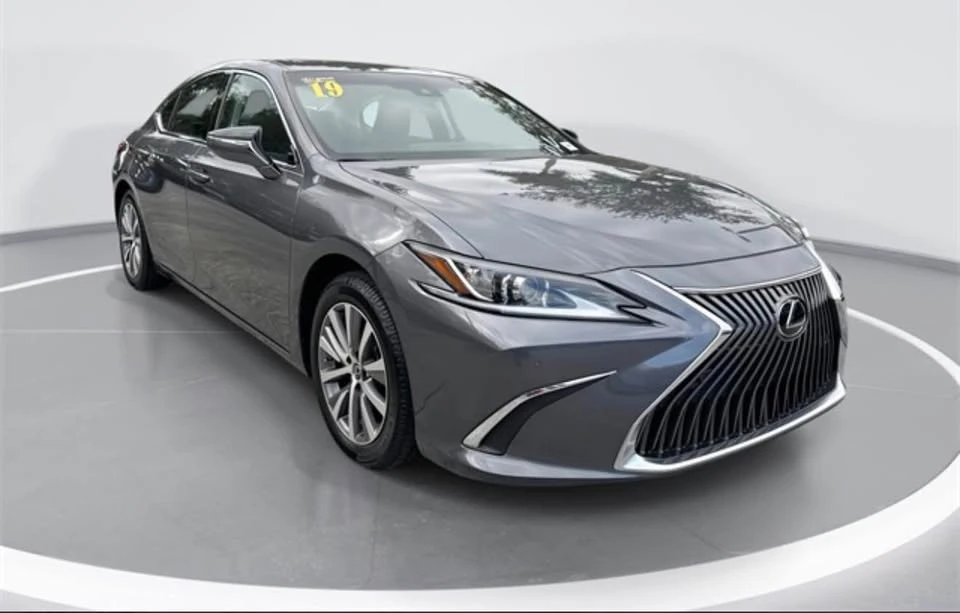 2023 Lexus RX 5th Gen - Image 13 of 17
