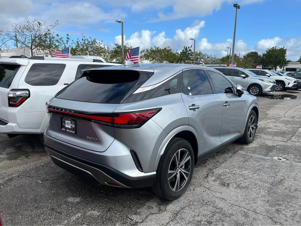 2023 Lexus RX 5th Gen - Image 5 of 9