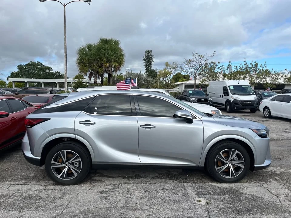 2023 Lexus RX 5th Gen - Image 4 of 9