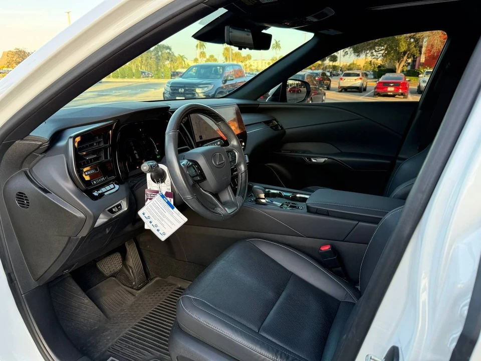 2023 Lexus RX 5th Gen - Image 15 of 21