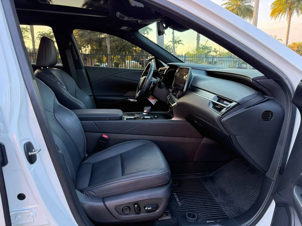 2023 Lexus RX 5th Gen - Image 16 of 21