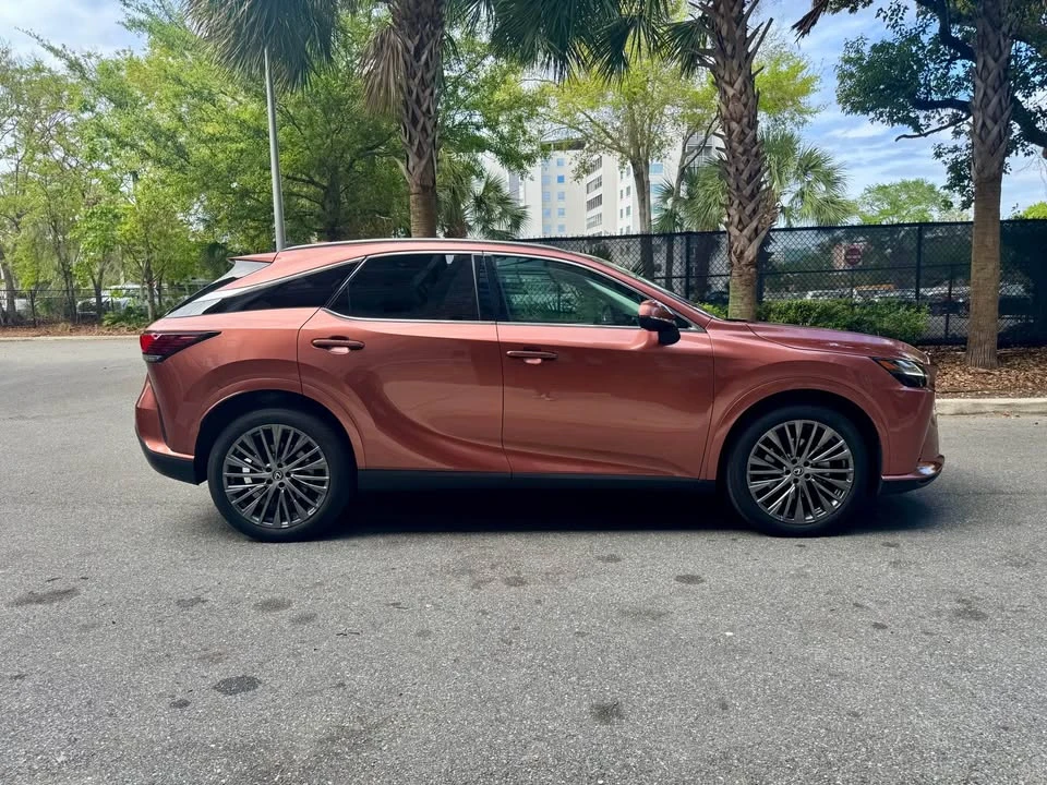 2023 Lexus RX 5th Gen - Image 4 of 11