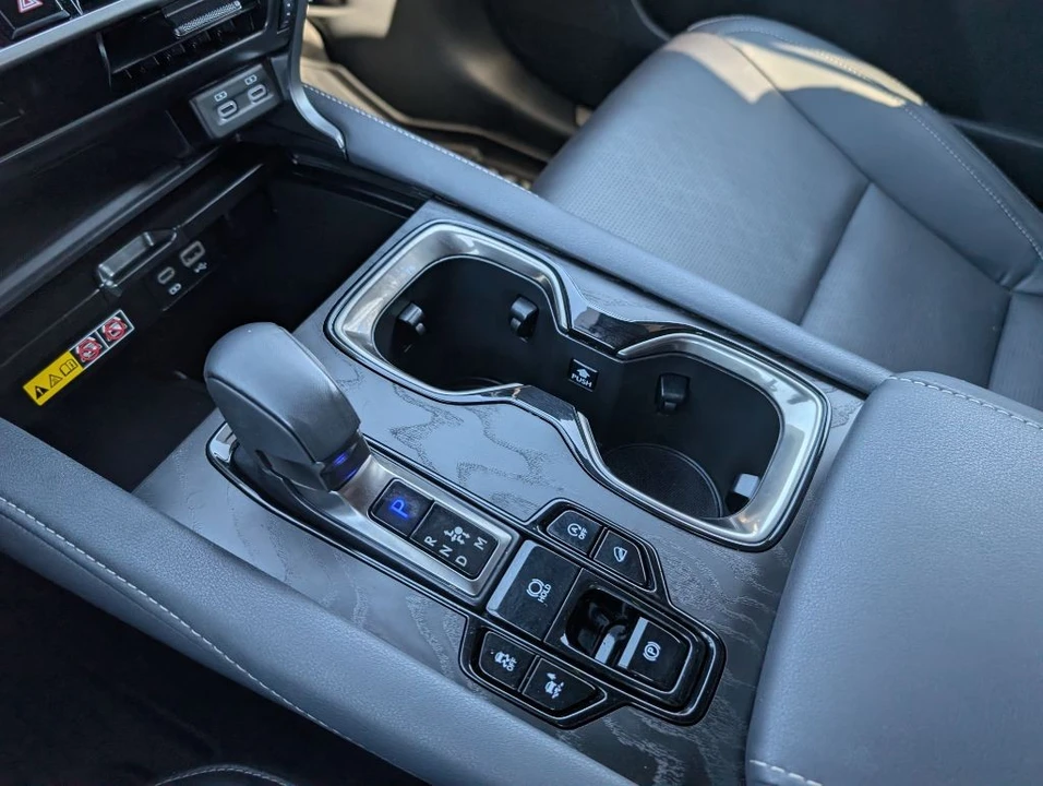 2023 Lexus RX 5th Gen - Image 25 of 27