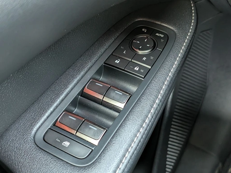 2023 Lexus RX 5th Gen - Image 11 of 27