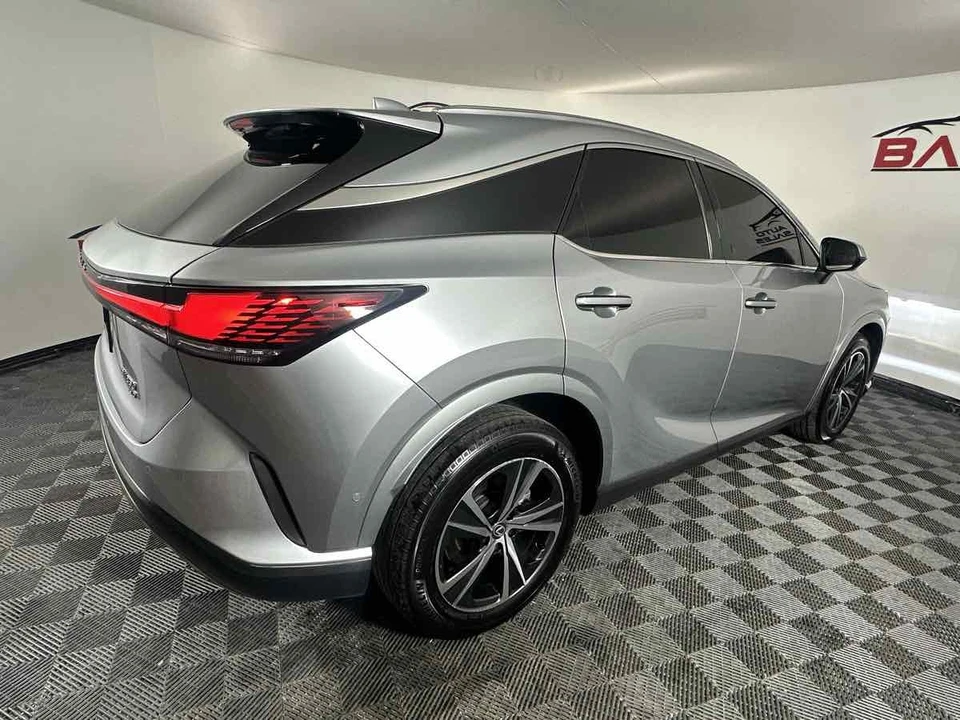 2023 Lexus RX 5th Gen - Image 8 of 21
