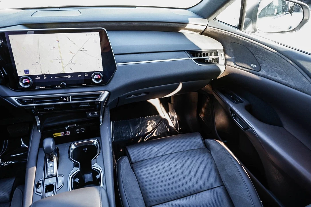 2023 Lexus RX 5th Gen - Image 15 of 21