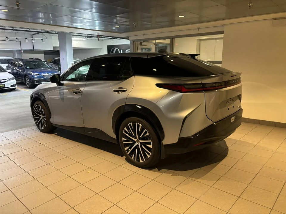 2023 Lexus - Image 4 of 9