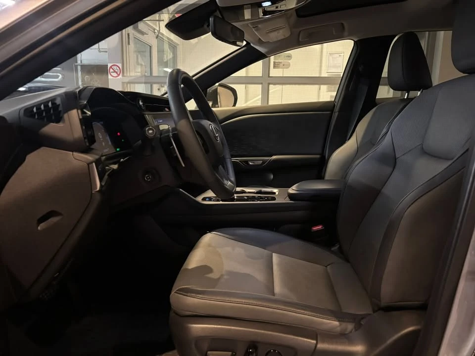 2023 Lexus - Image 5 of 9