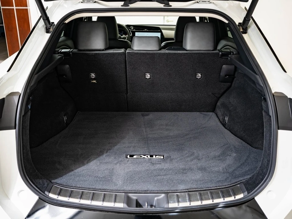 2023 Lexus - Image 17 of 21