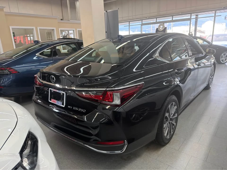 2023 Lexus ES 7th Gen - Image 4 of 7