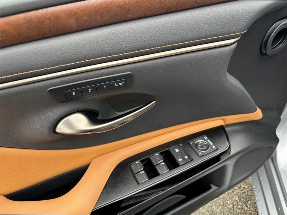 2023 Lexus ES 7th Gen - Image 18 of 19
