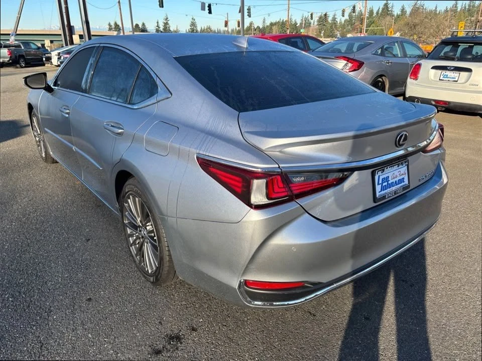 2023 Lexus ES 7th Gen - Image 7 of 19