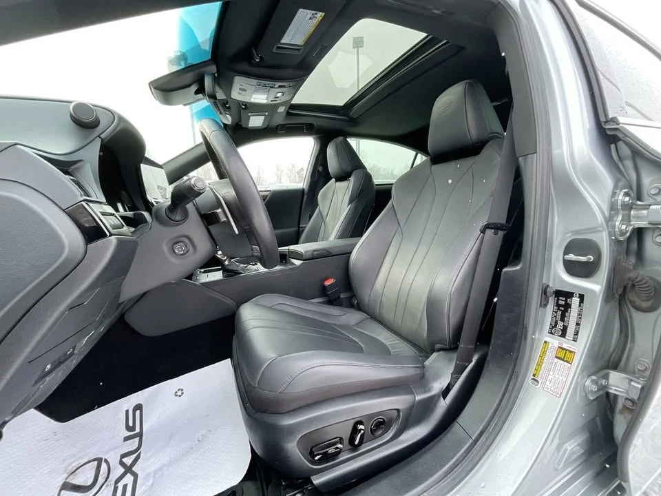 2023 Lexus ES 7th Gen - Image 19 of 20
