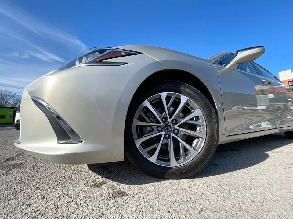 2023 Lexus ES 7th Gen - Image 17 of 19