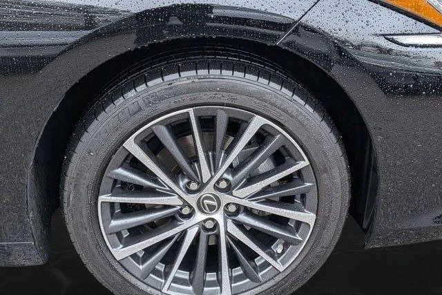 2023 Lexus ES 7th Gen - Image 17 of 18