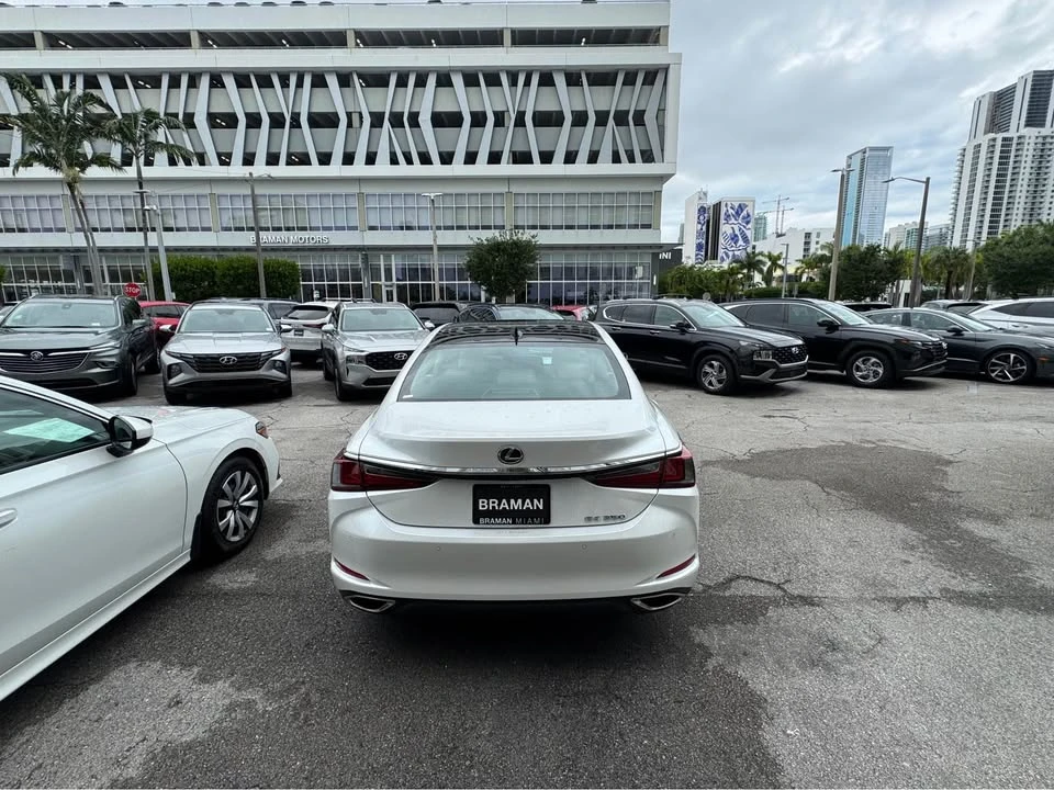2023 Lexus ES 7th Gen - Image 4 of 6