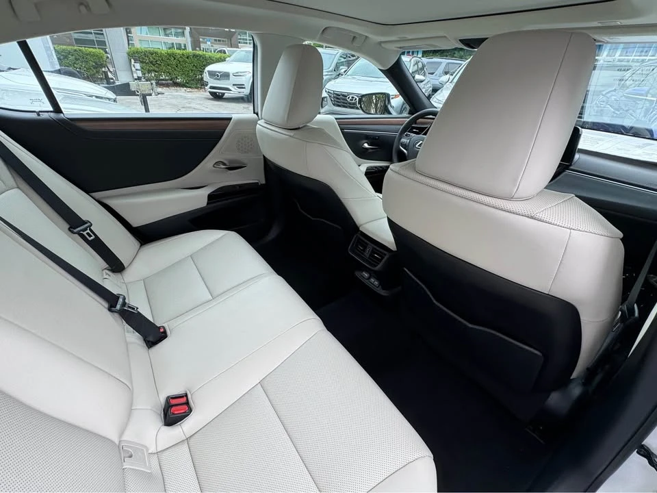 2023 Lexus ES 7th Gen - Image 5 of 6