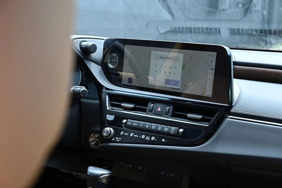 2023 Lexus ES 7th Gen - Image 11 of 20