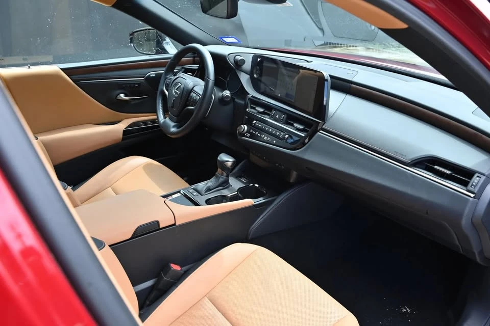 2023 Lexus ES 7th Gen - Image 19 of 20