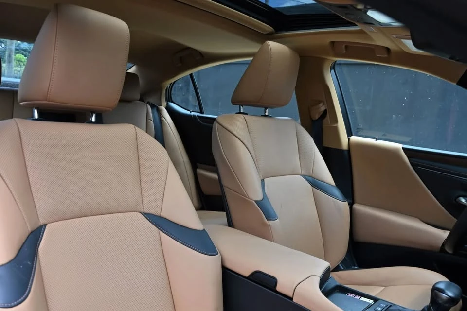 2023 Lexus ES 7th Gen - Image 15 of 20