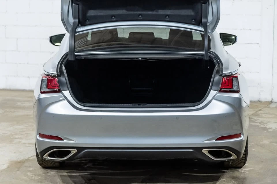 2023 Lexus ES 7th Gen - Image 8 of 10