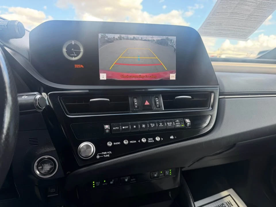 2023 Lexus ES 7th Gen - Image 17 of 19