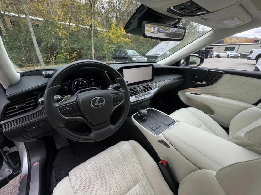 2023 Lexus LS 5th Gen - Image 4 of 7