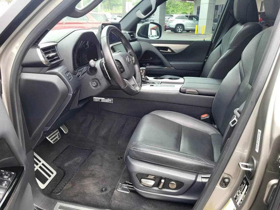 2023 Lexus LX 4th Gen - Image 16 of 17