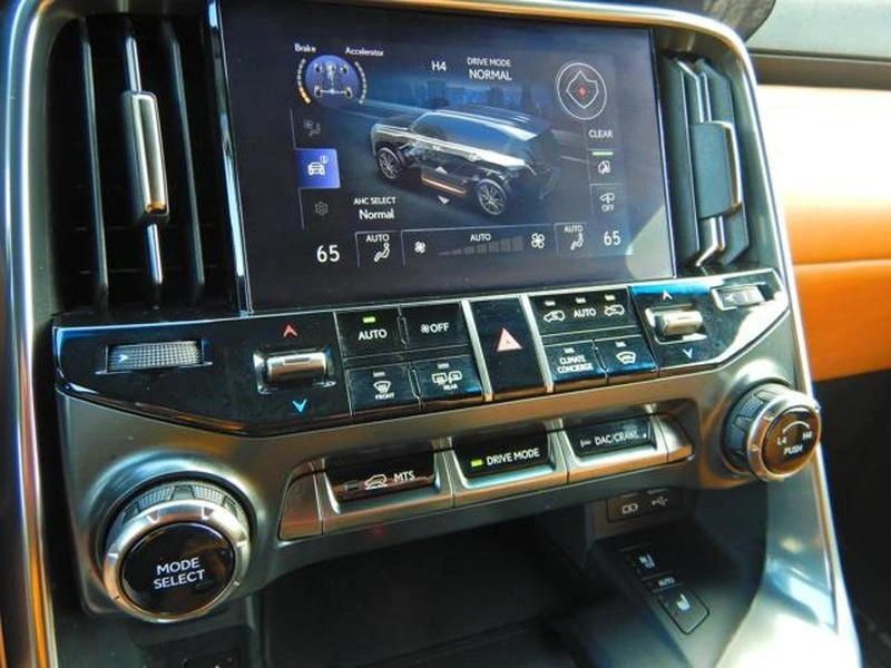 2023 Lexus LX 4th Gen - Image 18 of 19
