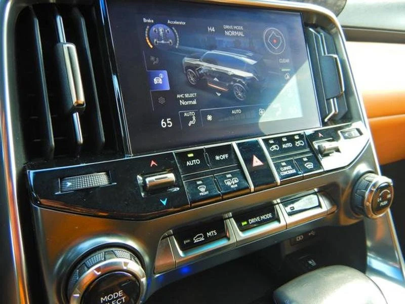 2023 Lexus LX 4th Gen - Image 16 of 19