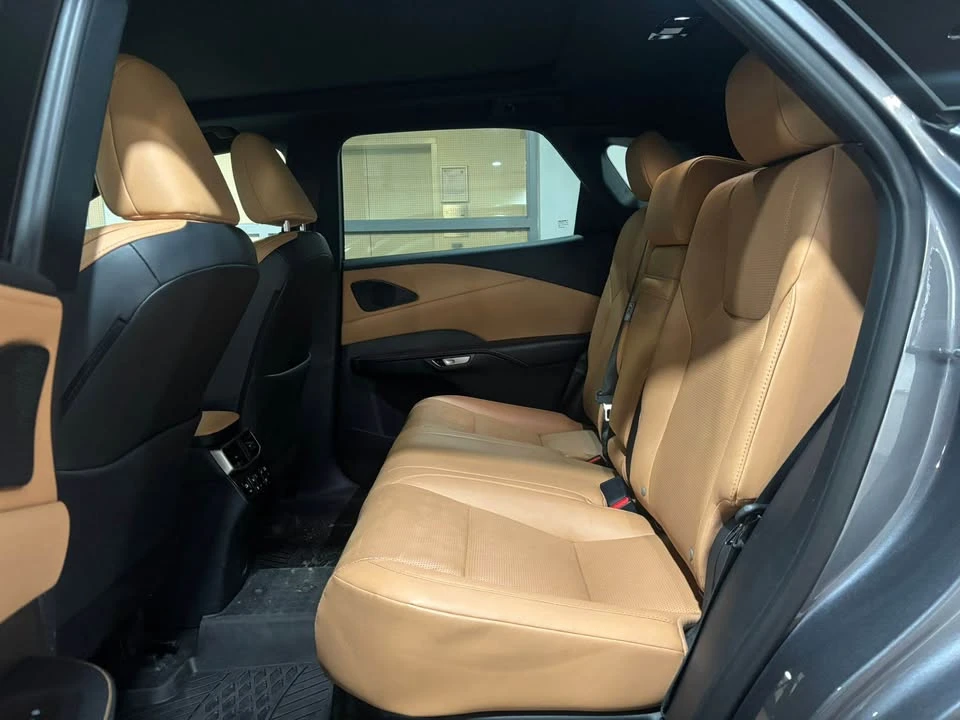 2023 Lexus RX 5th Gen - Image 5 of 9