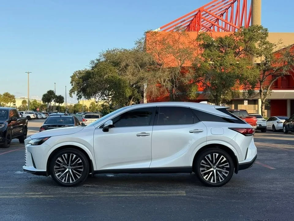 2023 Lexus RX 5th Gen - Image 10 of 14