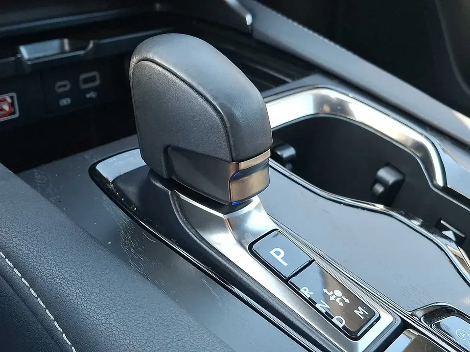 2023 Lexus RX 5th Gen - Image 8 of 16
